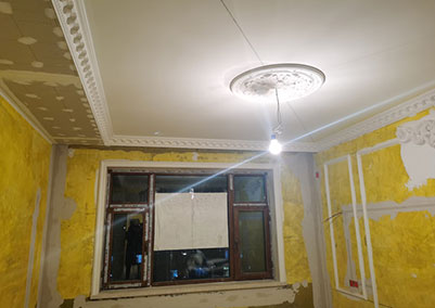 綠色家園T8-2-602，210平米頂層斜脊閣樓，歐式風(fēng)格油工大白施工進(jìn)行時